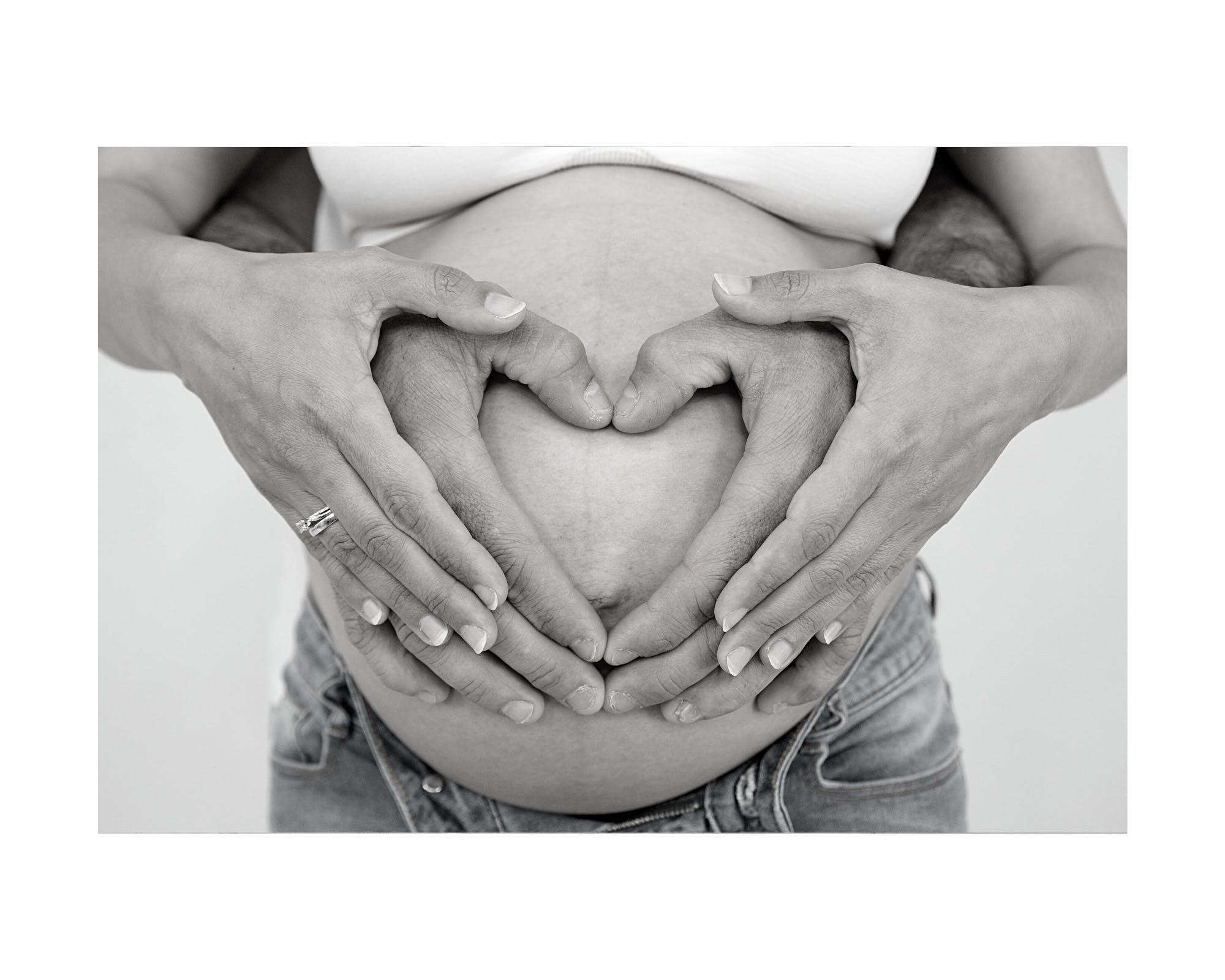Coeur parents sur ventre femme enceinte